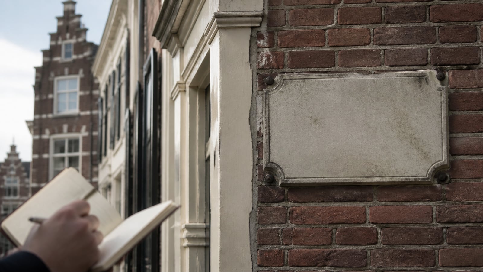 Historische straatnaam aan een Nederlandse gevel